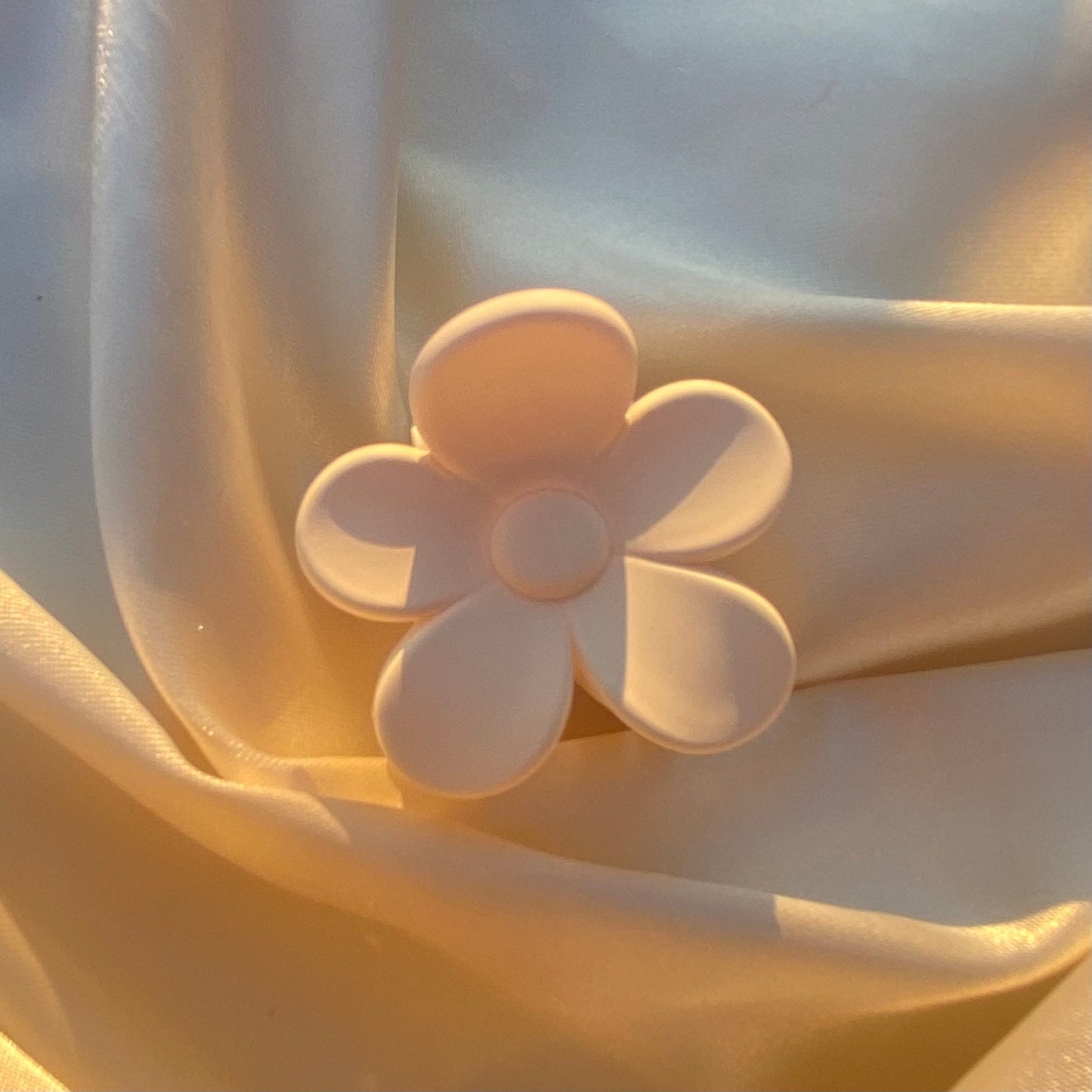 Daisy Hair Clip - blunt cases
