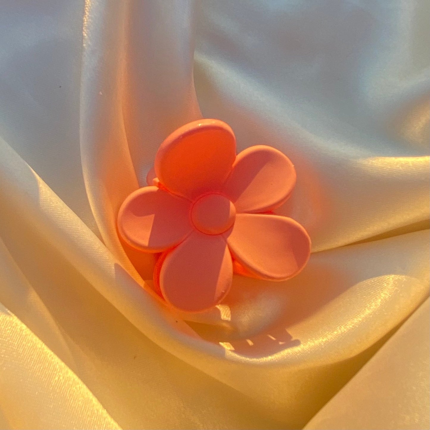 Daisy Hair Clip - blunt cases