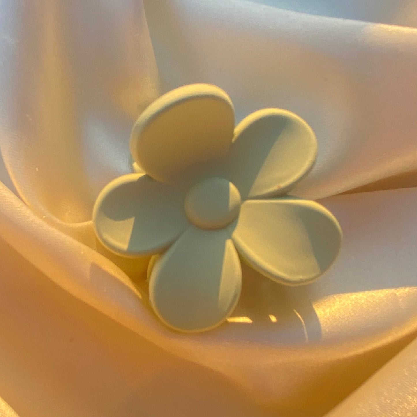 Daisy Hair Clip - blunt cases