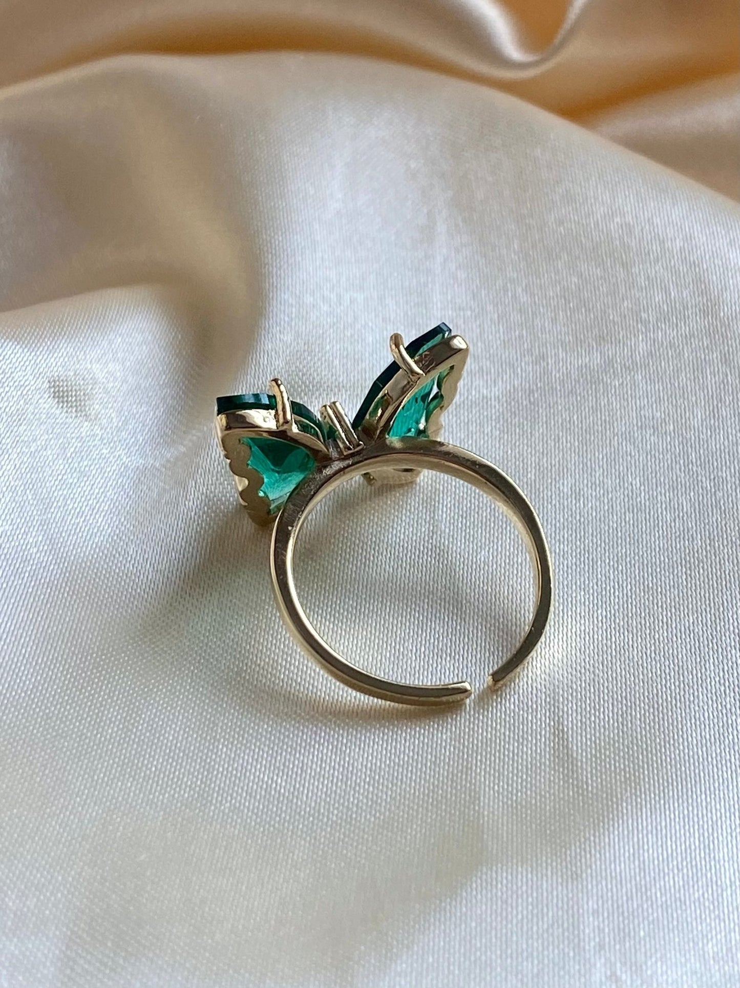 Emerald Flutter Ring - blunt cases