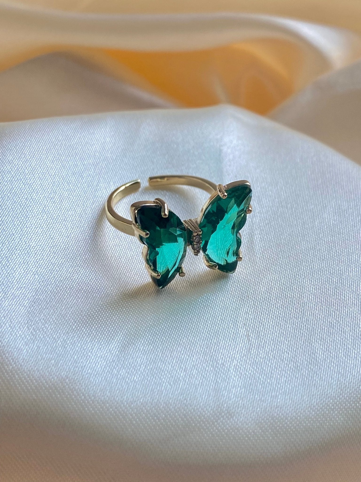 Emerald Flutter Ring - blunt cases